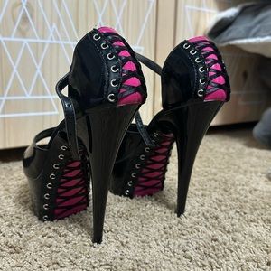 Pleaser women’s platform heels. Black with pink lace accent on back. Size 8